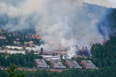 Un gran incendio destruye 100 viviendas en Noruega y obliga a evacuar a cientos