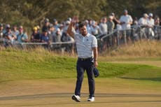 DeChambeau siente el cariño de los aficionados en el Abierto Británico y sigue en la pelea