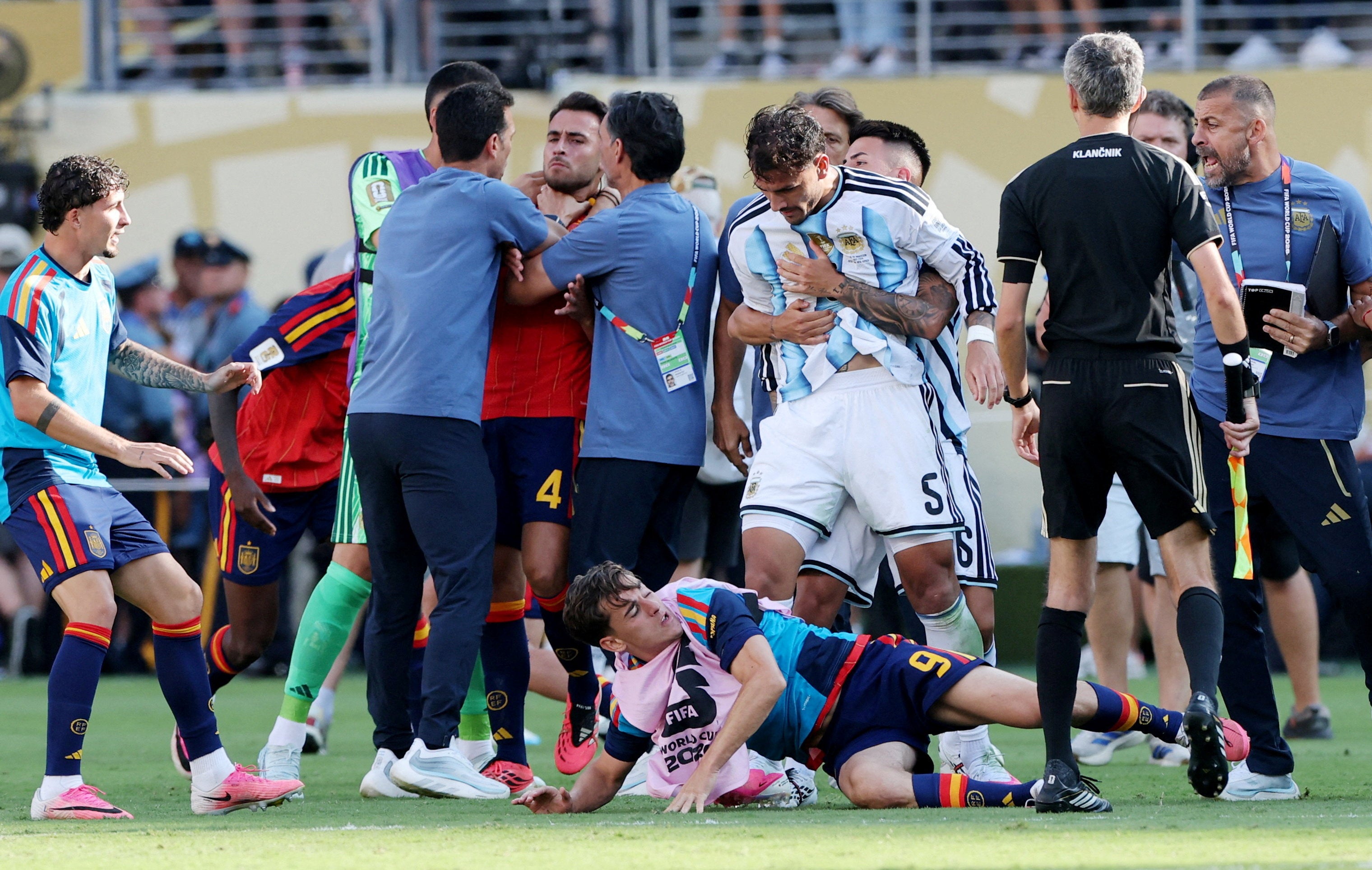 Tras la final del Mundial se desató una caótica pelea tras el partido