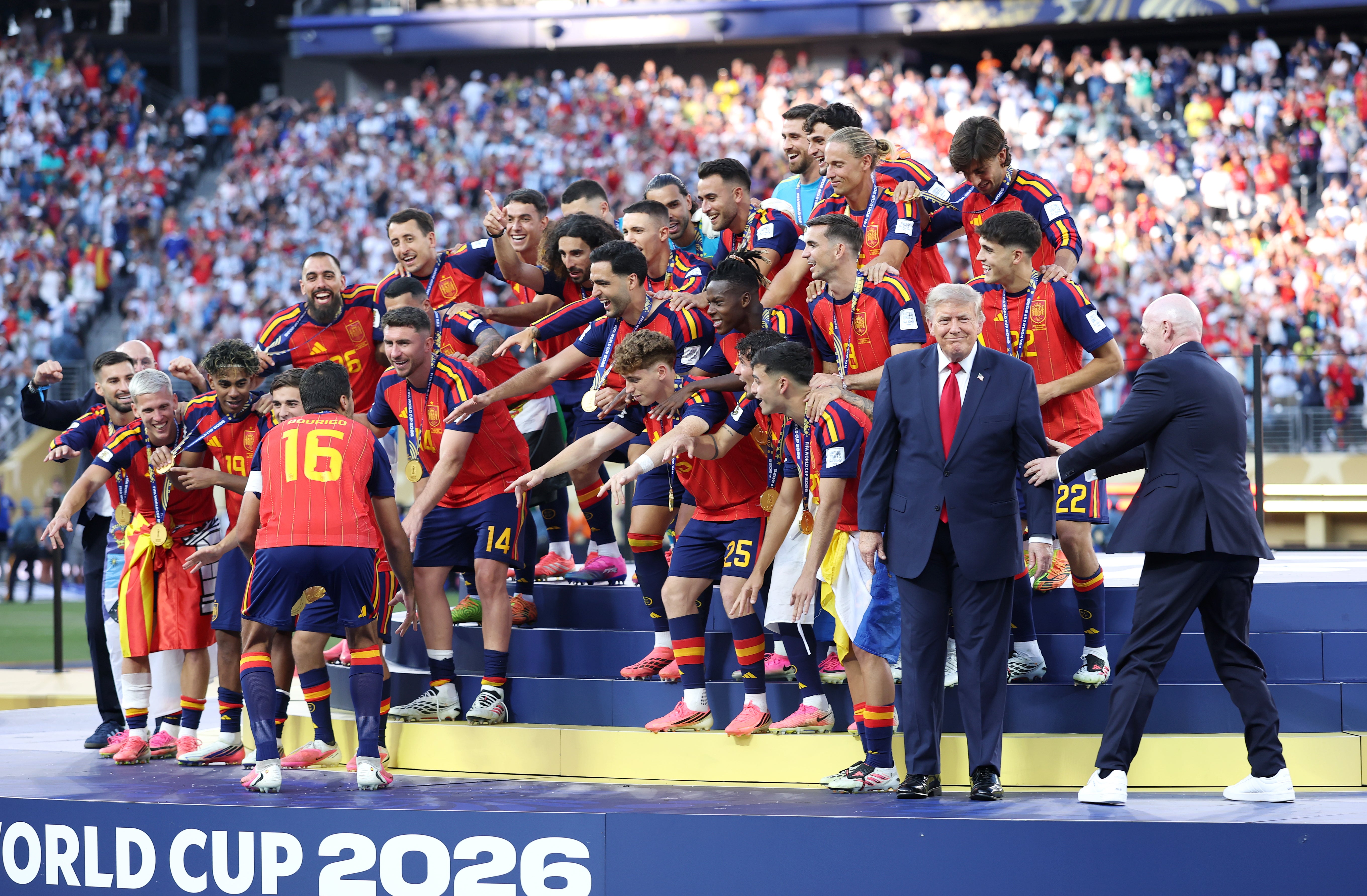 Infantino intenta alejar a Trump durante la celebración de España