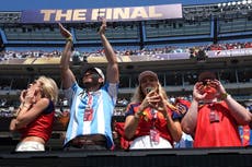 Cantan, zapatean, bailan y gastan mucho: aficionados de Argentina y España en final del Mundial