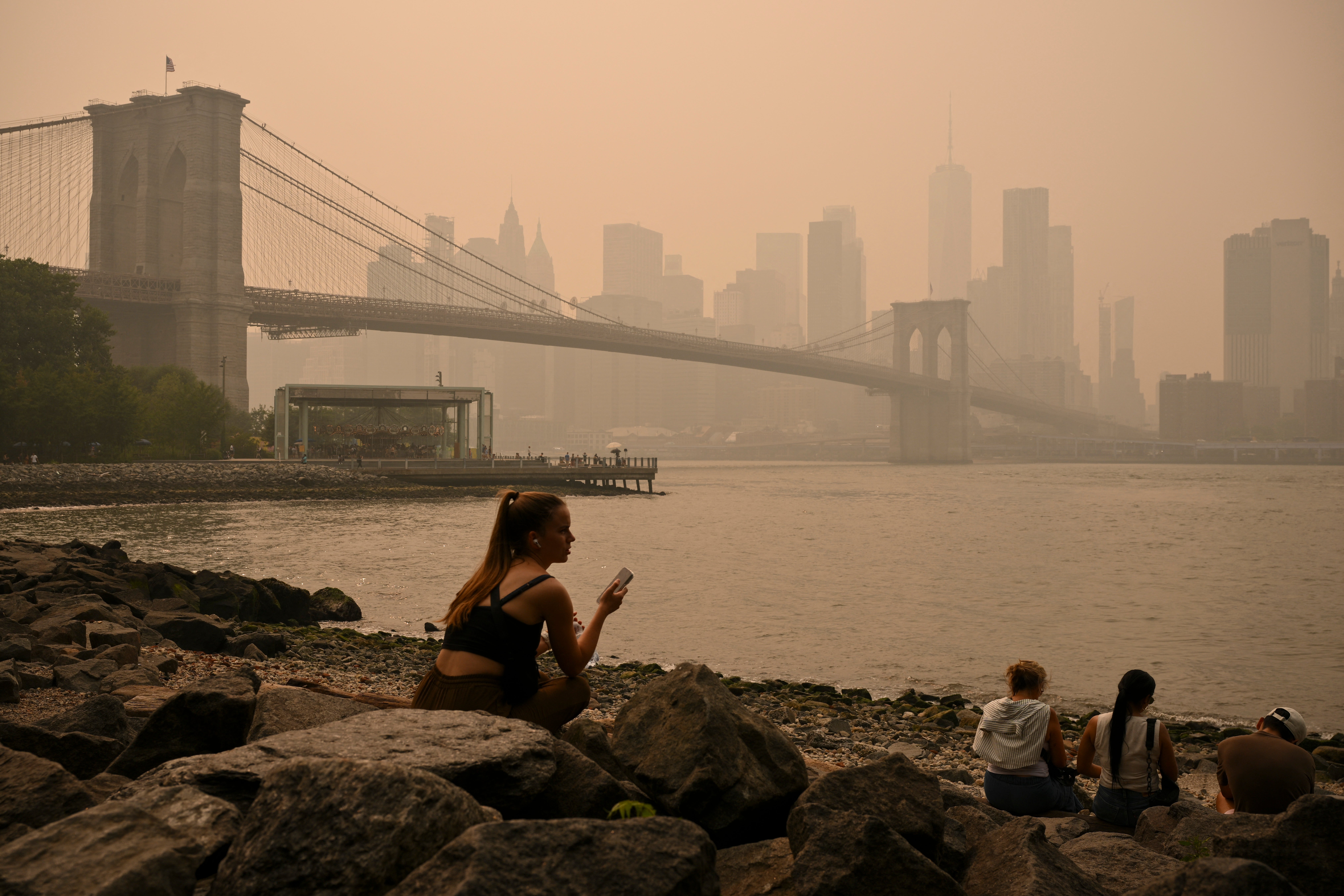 El presidente Donald Trump dijo que pronto revelaría su “castigo” para Canadá por los incendios forestales que cubrieron de humo algunas zonas de Estados Unidos en las últimas semanas, lo que provocó alertas sobre la calidad del aire en todo el país