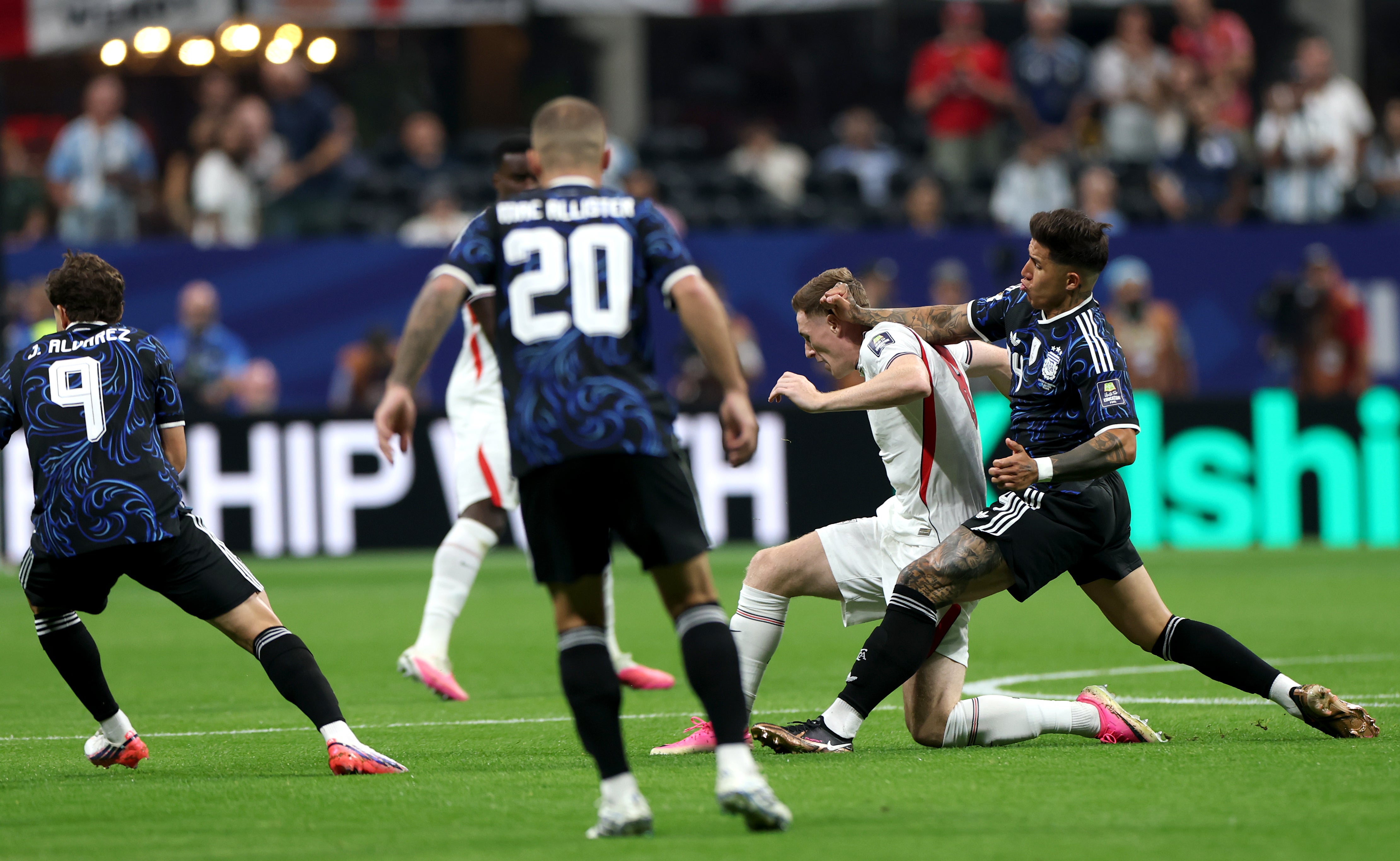 Elliot Anderson cayó al suelo tras recibir un golpe en la nuca a los pocos minutos de comenzar la semifinal