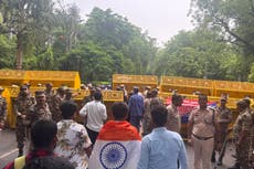 La policía lanza gas lacrimógeno a seguidores del movimiento Cucaracha en India rumbo al Parlamento