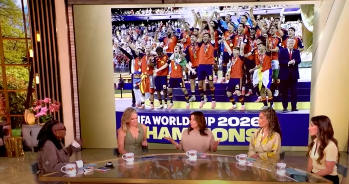 <p>Las anfitrionas de ‘The View’ criticaron la aparición de Trump en la final de la Copa del Mundo</p>