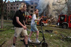 Desafiantes residentes de vecindario de Kiev se quedan, a pesar de bombardeos rusos