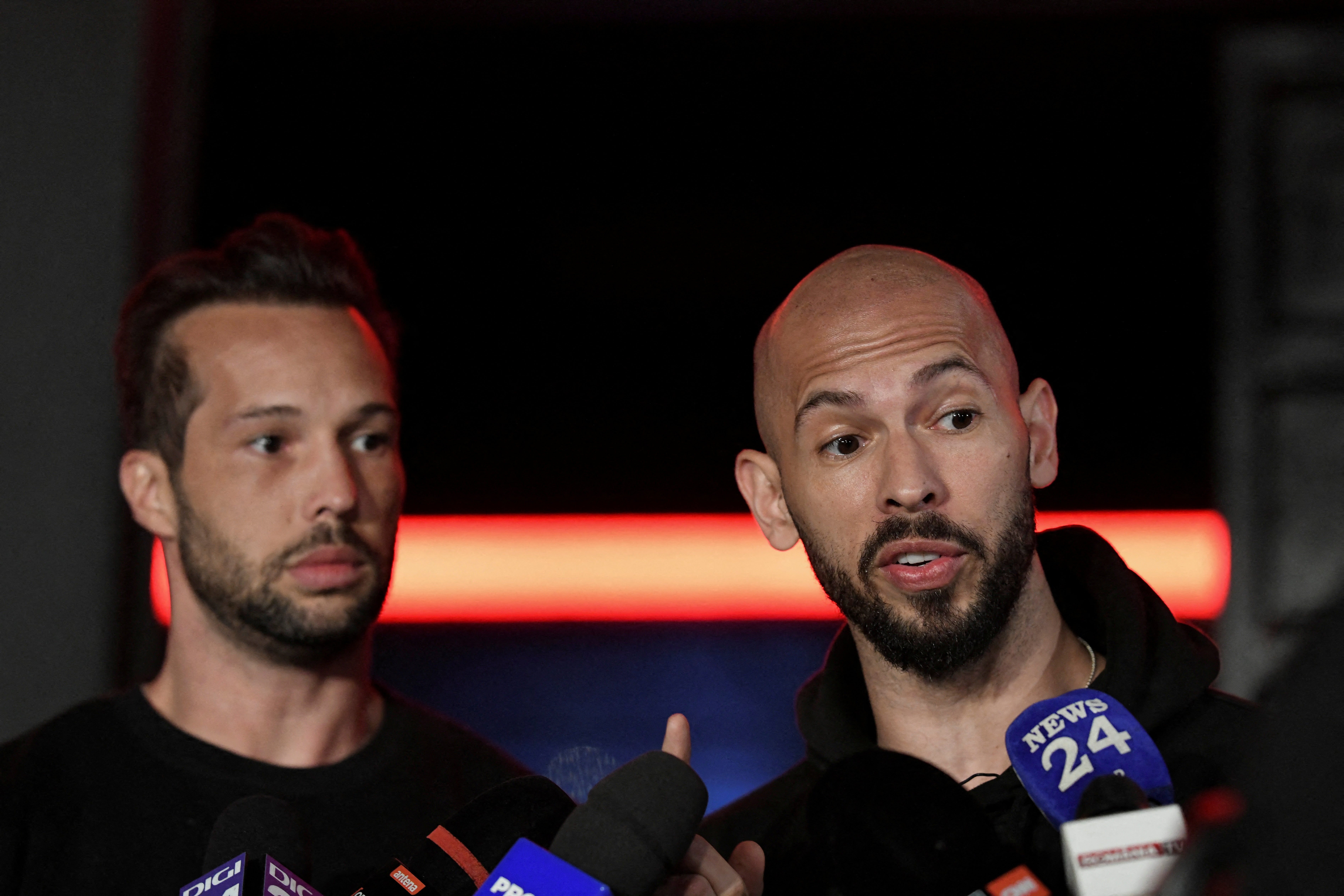 Tristan Tate (izquierda) y Andrew Tate (derecha) enfrentan 38 nuevos cargos por delitos sexuales en el Reino Unido, que se suman a otros 21 derivados de acusaciones previas