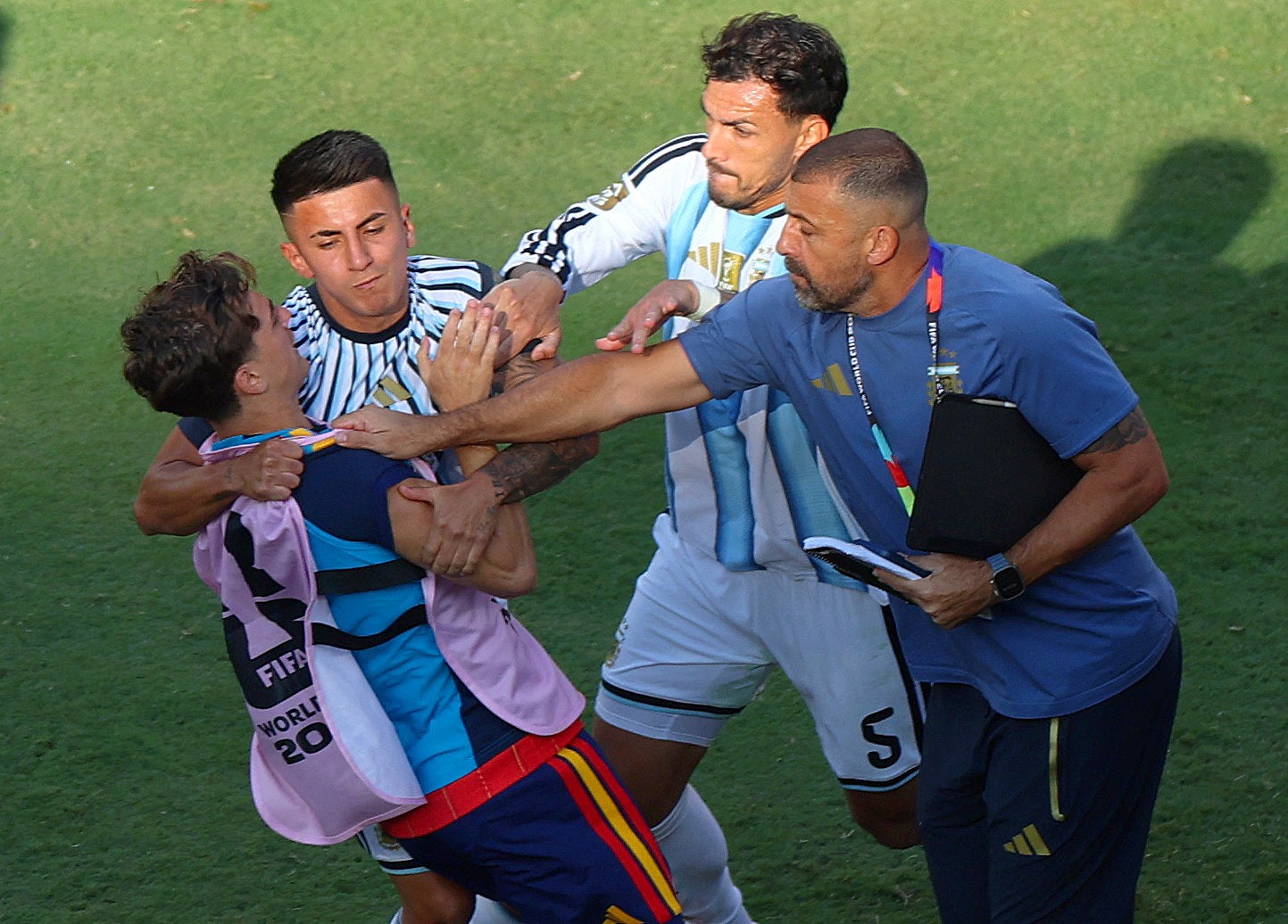<p>Leandro Paredes (a la derecha) empujó a Gavi al suelo durante la pelea</p>