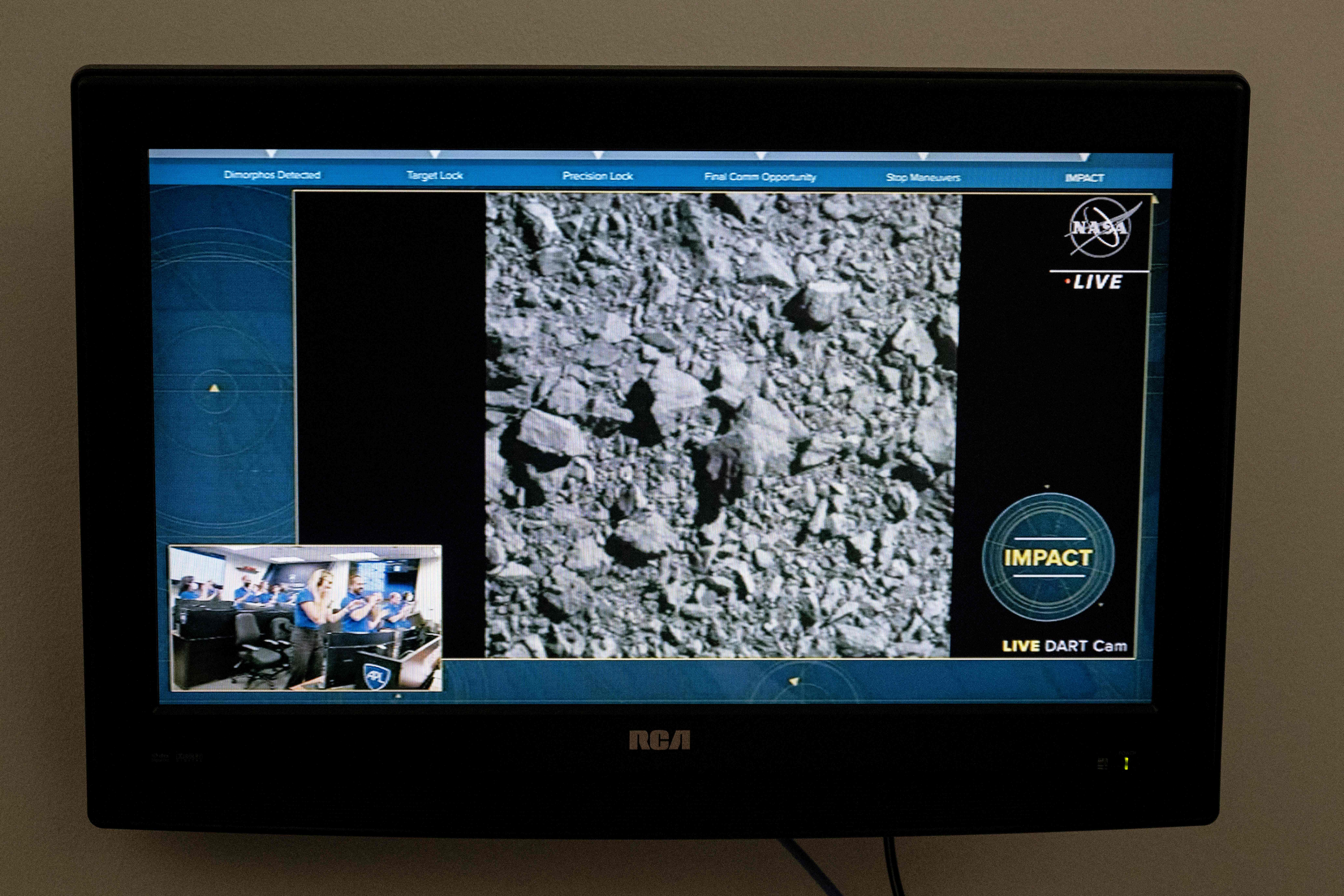Un televisor del Centro Espacial Kennedy de la NASA, en Cabo Cañaveral (Florida, EE. UU.), capta las últimas imágenes de la prueba del Dart