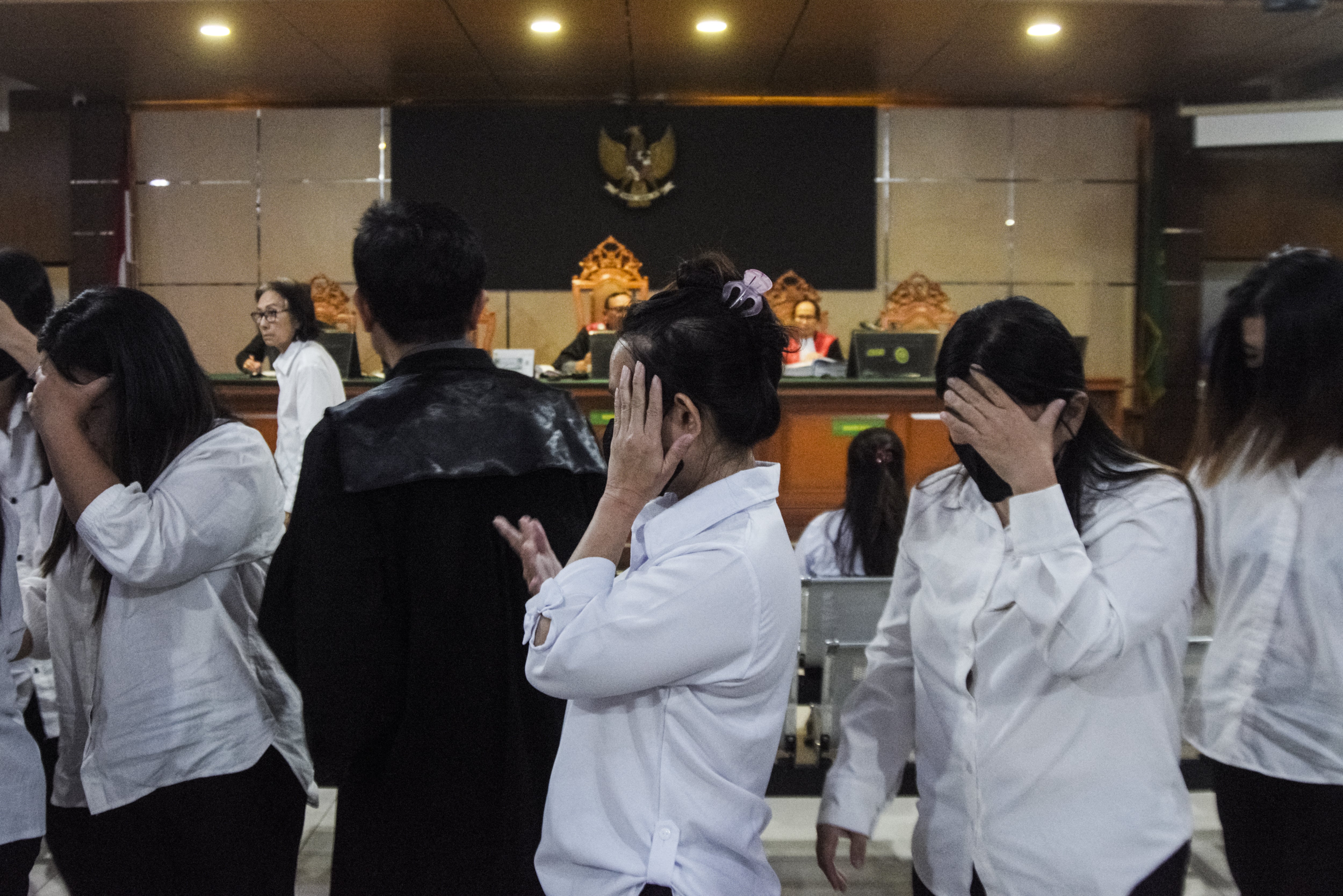 Archivo. Las acusadas se retiran tras el juicio por un caso de tráfico de bebés en el Tribunal de Distrito de Bandung, en Bandung, Java Occidental, el 14 de abril de 2026