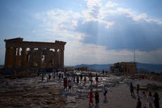 Un hombre apuñala a turistas cerca de la Acrópolis en Atenas, Grecia