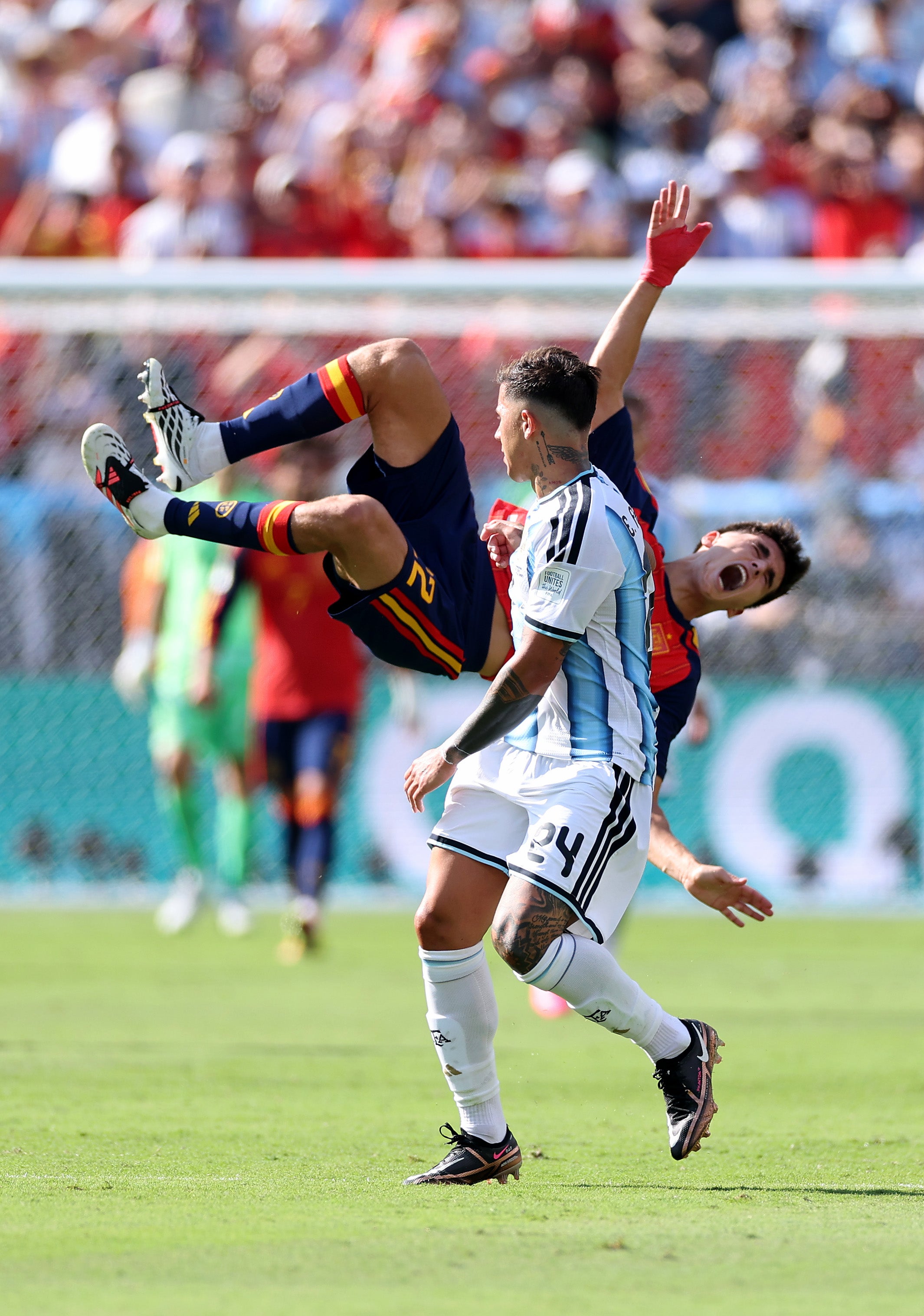 Enzo Fernández, n.º 24, de Argentina, comete una falta contra Pau Cubarsi, n.º 22, de España, durante la final