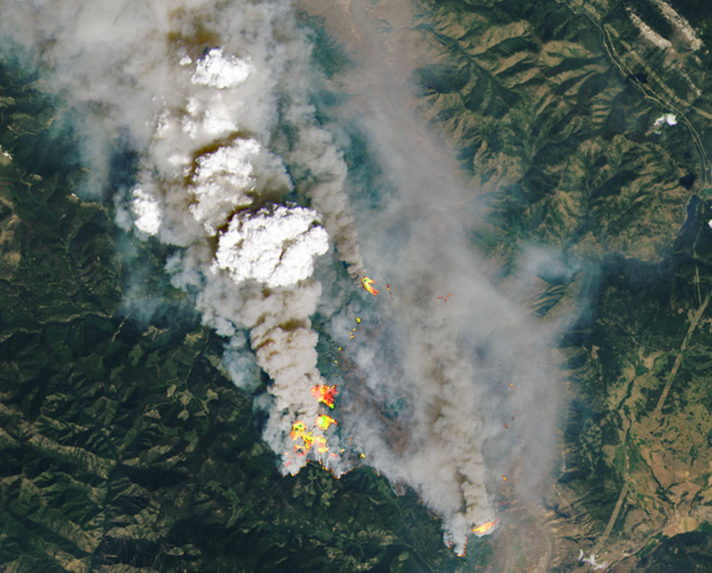 En esta imagen de satélite de la NASA, se aprecian las nubes pirocumulonimbus blancas generadas por el incendio en McKay Creek de 2021 en Columbia Británica, Canadá