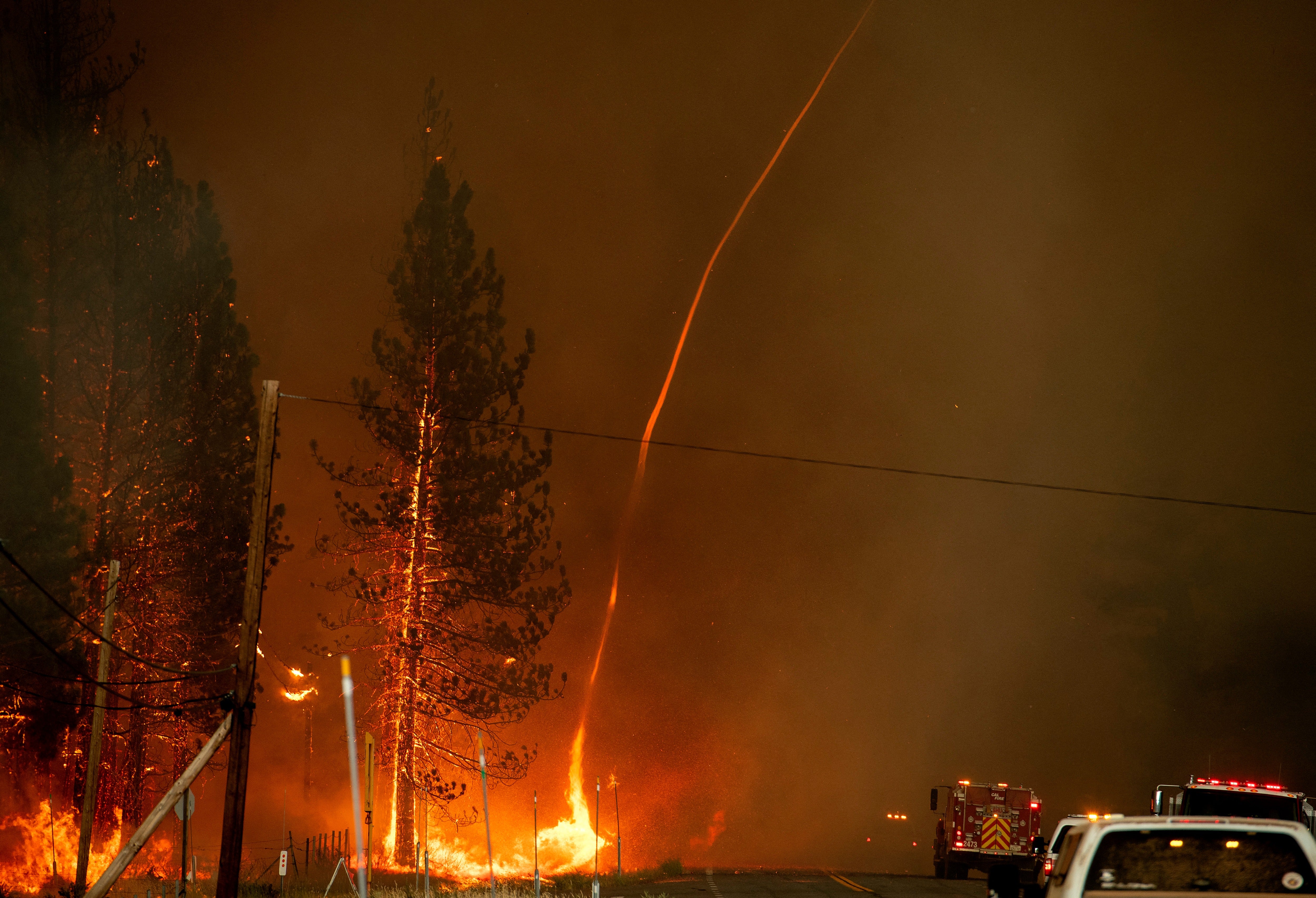 Un remolino de fuego, también conocido como tornado de fuego, se eleva hacia el cielo en medio del incendio Hog, en Susanville (California), en julio de 2020