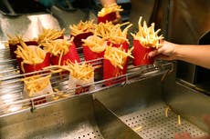 Clienta demanda a McDonald’s tras sufrir quemaduras por papas demasiado calientes