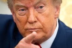 Trump aprueba acuerdo nuclear que permitiría a Arabia Saudí enriquecer uranio, dicen fuentes AP