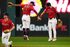 Hedges y Halpin impulsan carreras con elevados de sacrificio; Guardianes vencen 5-2 a Mellizos