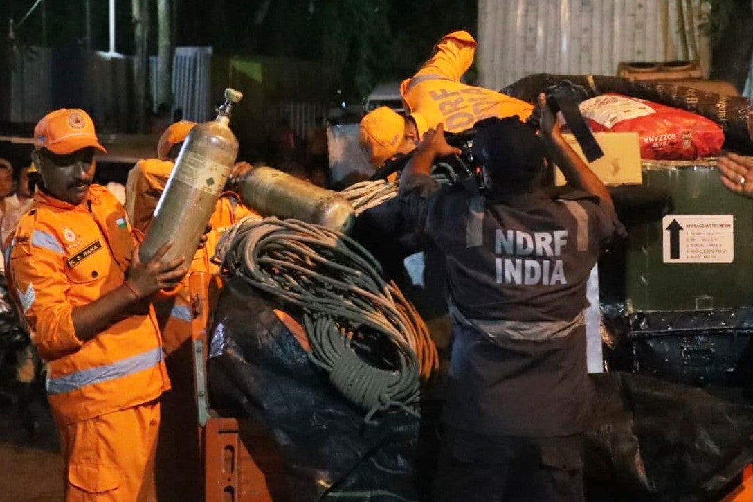 Personal de la Fuerza Nacional de Respuesta a Desastres se prepara para una operación de rescate en el lugar del colapso de un túnel, en la localidad de Samardung, a unos 40 kilómetros de Gangtok, en el estado de Sikkim