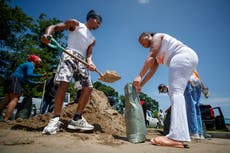Playas cerradas y sacos de arena llenos: tormenta tropical Bertha se acerca al golfo de México