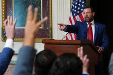 Demócratas presionan al ICE sobre uso de la fuerza; dicen que un agente fue remitido para sanciones