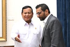 Director del FBI devuelve objetos culturales saqueados al presidente de Indonesia