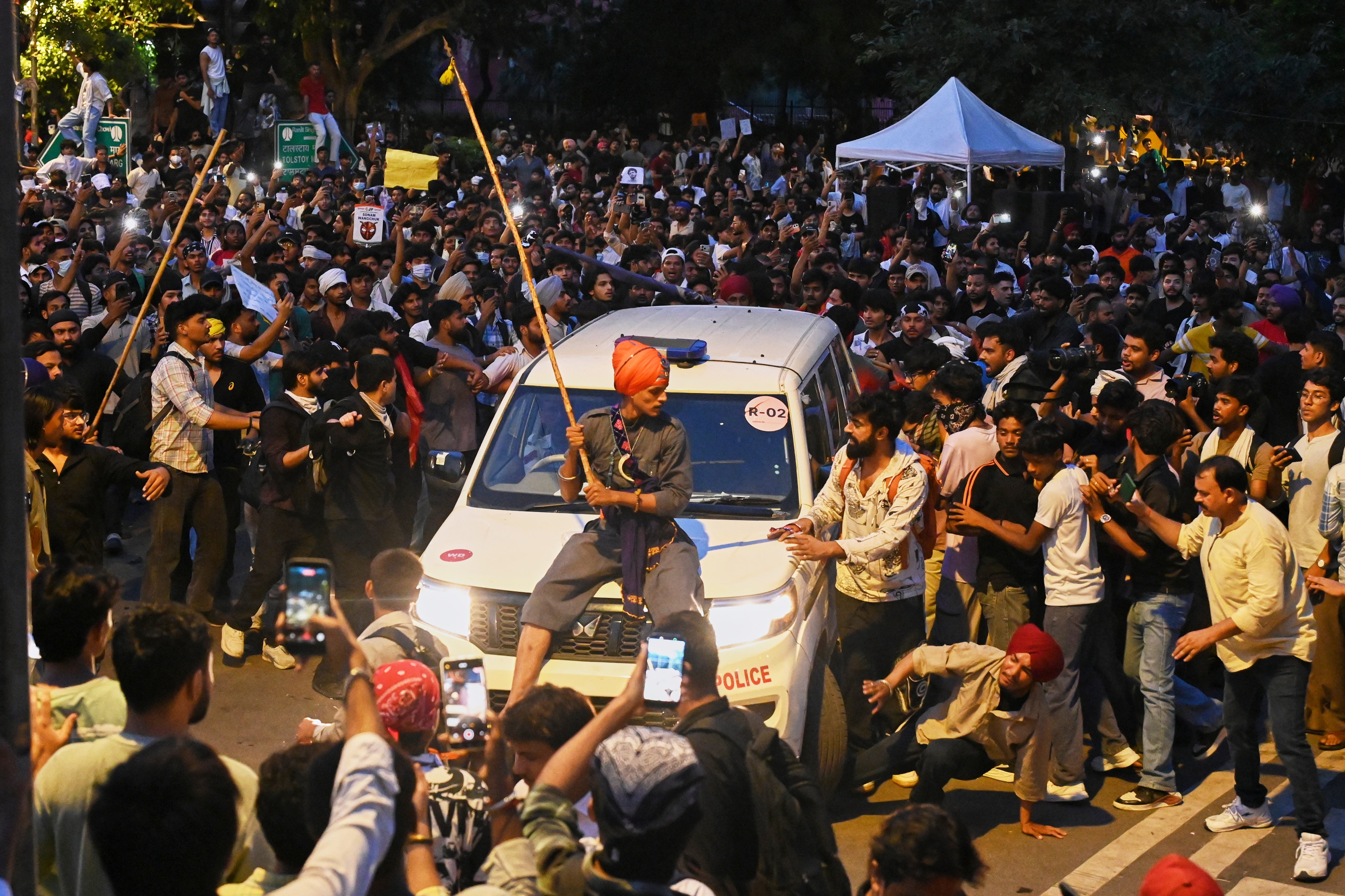 ASI-GEN INDIA-PARTIDO CUCARACHA PROTESTA