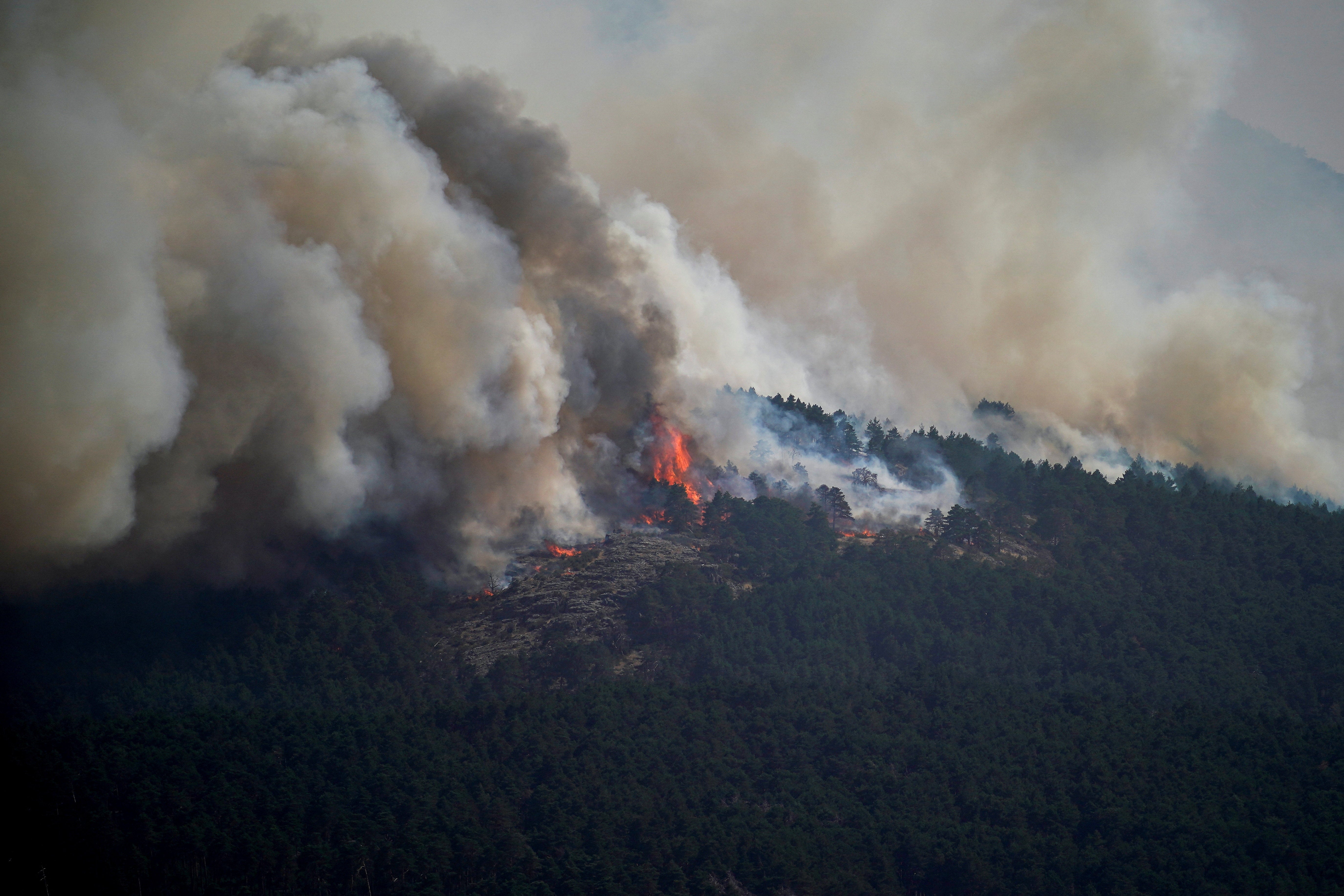 Humo se eleva del incendio forestal de La Mierla, en Condemios de Arriba, Guadalajara, España