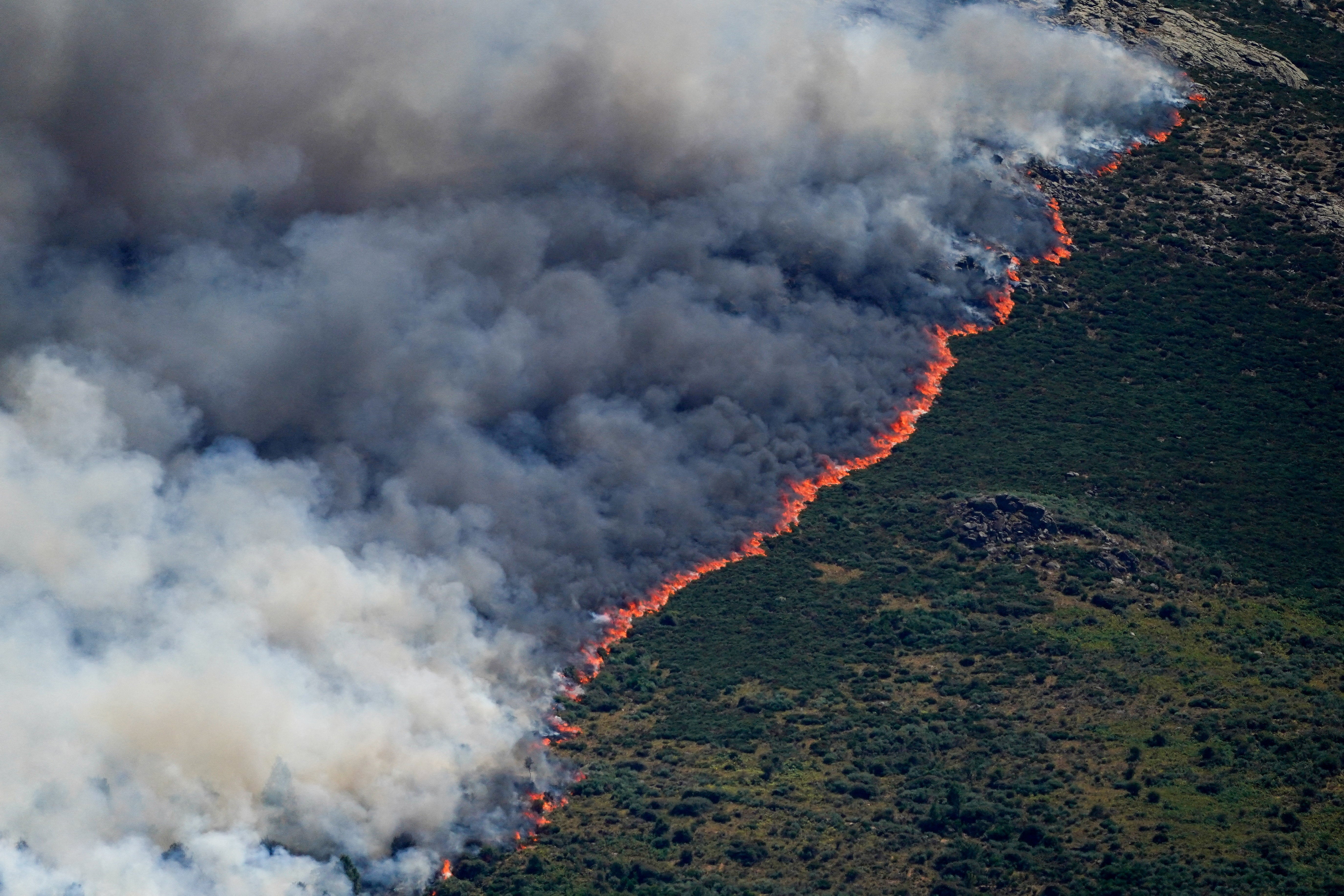 Aviones cisterna fueron desplegados para combatir los incendios en el sur de Europa esta semana