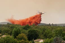 Se propaga incendio forestal cerca de ciudad turística francesa; evacuan a carca de 20.000 personas