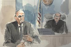 Salman Rushdie testifica en el juicio por terrorismo del hombre condenado por apuñalarlo