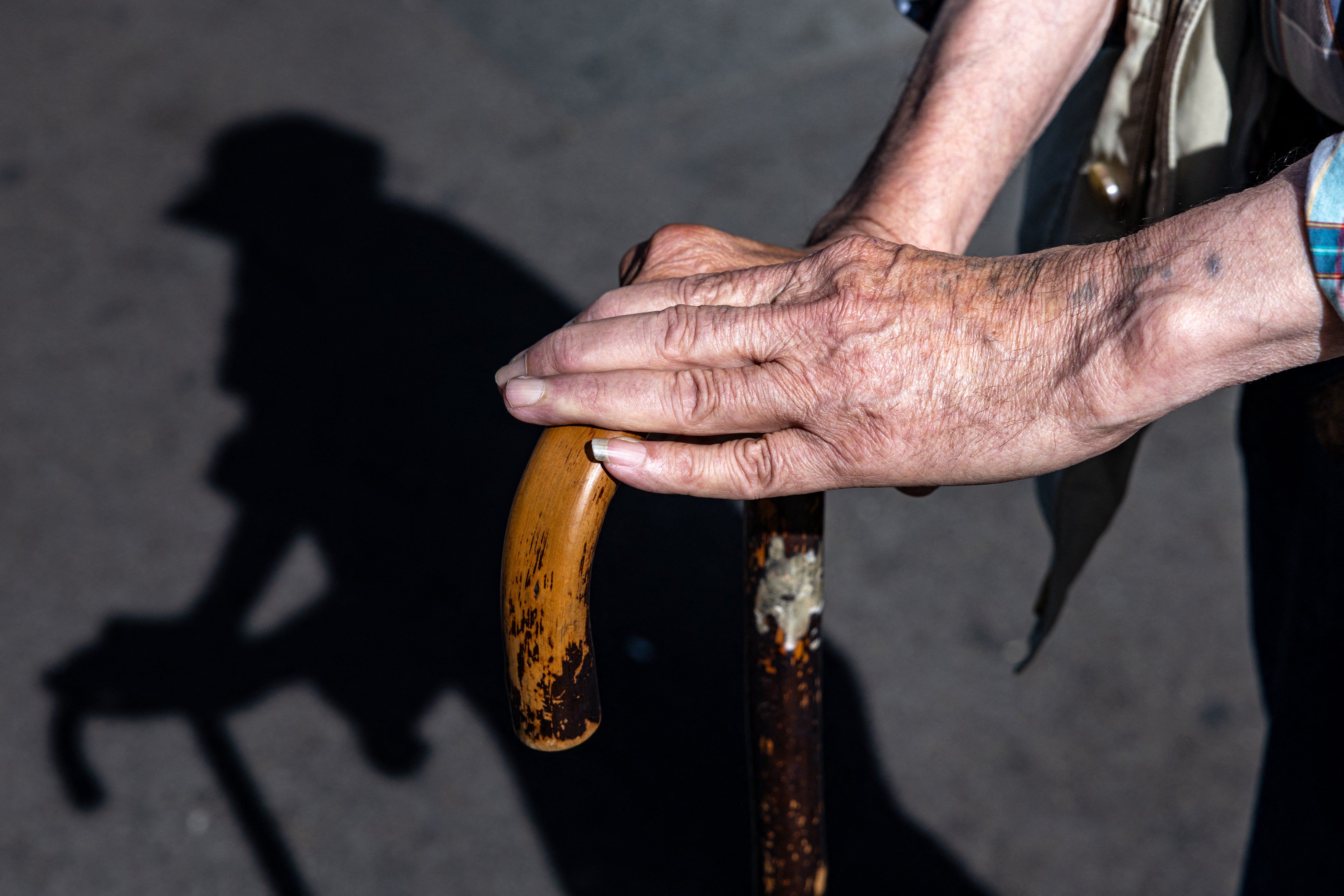Manos de un adulto mayor