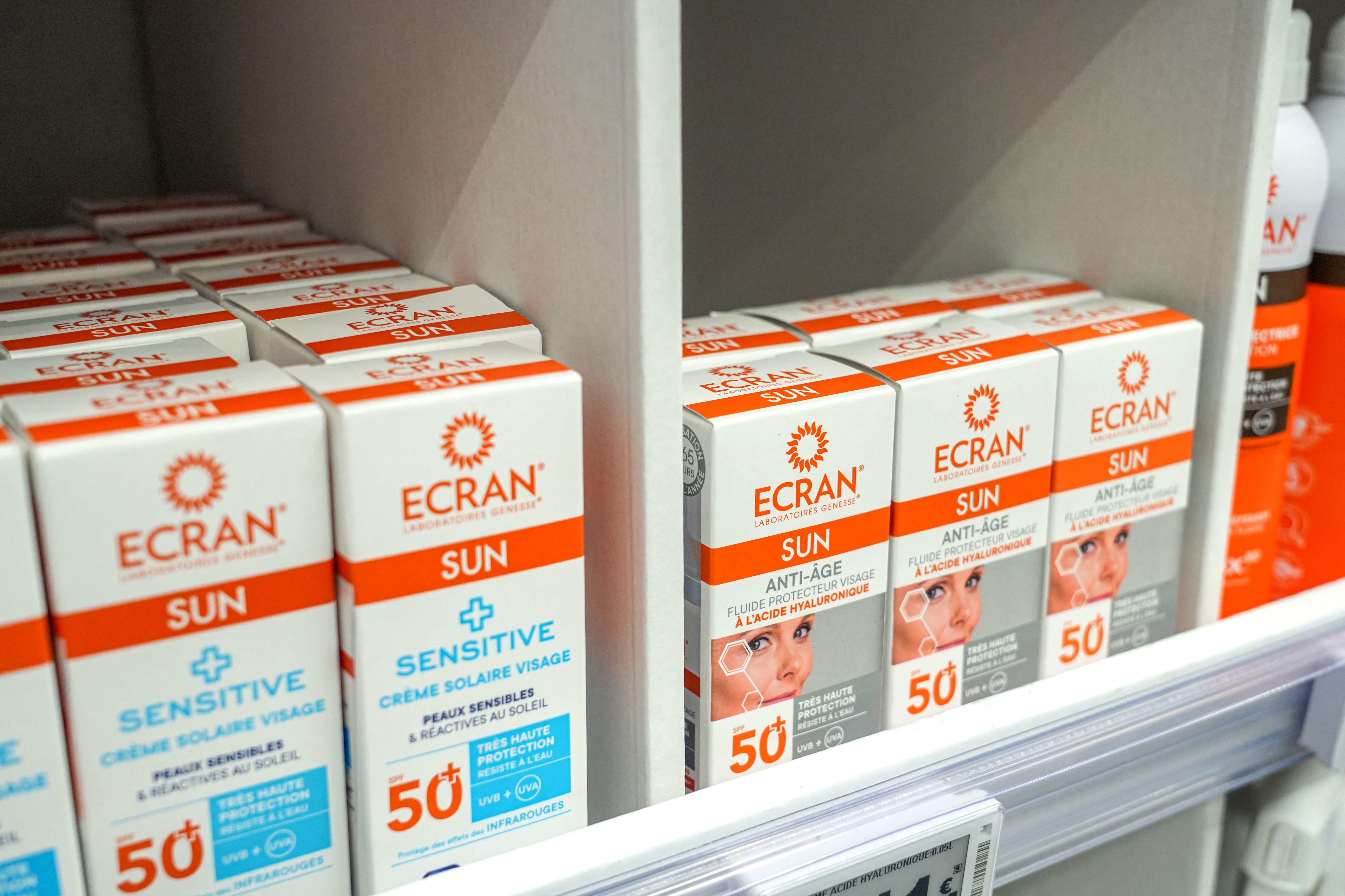 Crema antienvejecimiento y de protección solar facial para pieles sensibles