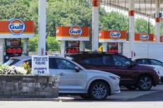 Alza de precios de combustible hace caer la confianza de los consumidores estadounidenses