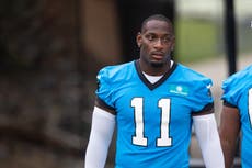 Panthers pierden a linebacker exterior Nic Scourton por rotura de ligamento, dice fuente a la AP