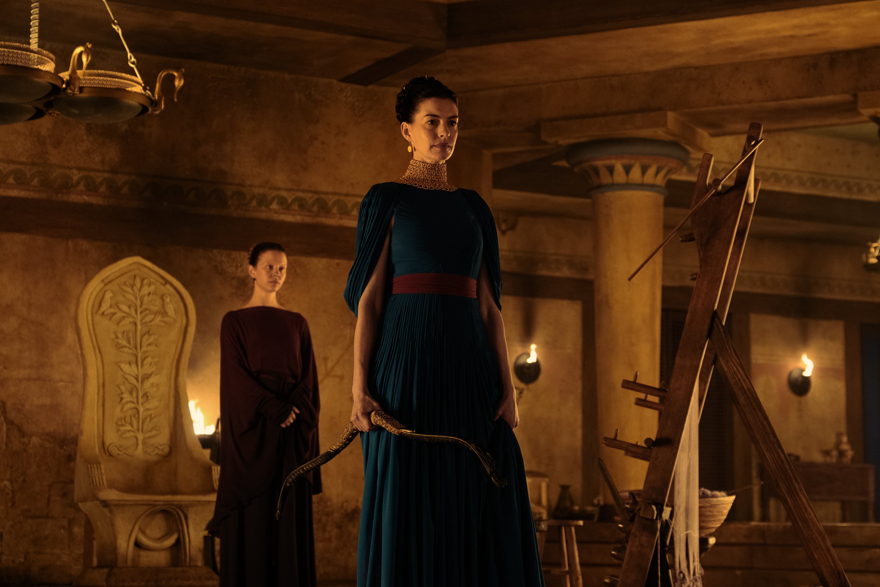 Según Emily Wilson, la Penélope interpretada por Anne Hathaway queda reducida a no hacer nada más que anhelar a Matt Damon, “por razones desconocidas”