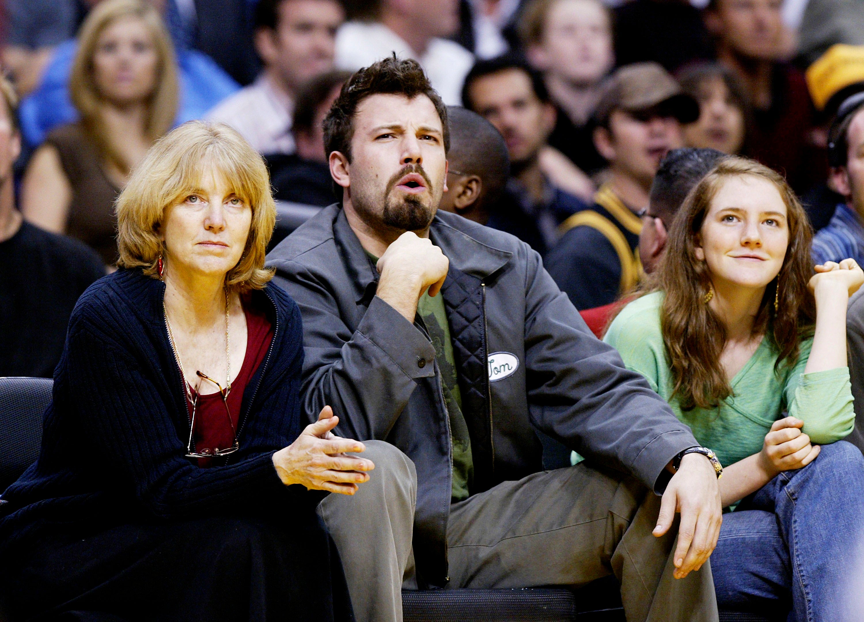 <p>Christopher Anne Affleck (a la izquierda) estuvo casada con Timothy Affleck y tuvieron a sus hijos Ben (en el centro) y Casey en 1972 y 1975, respectivamente</p>