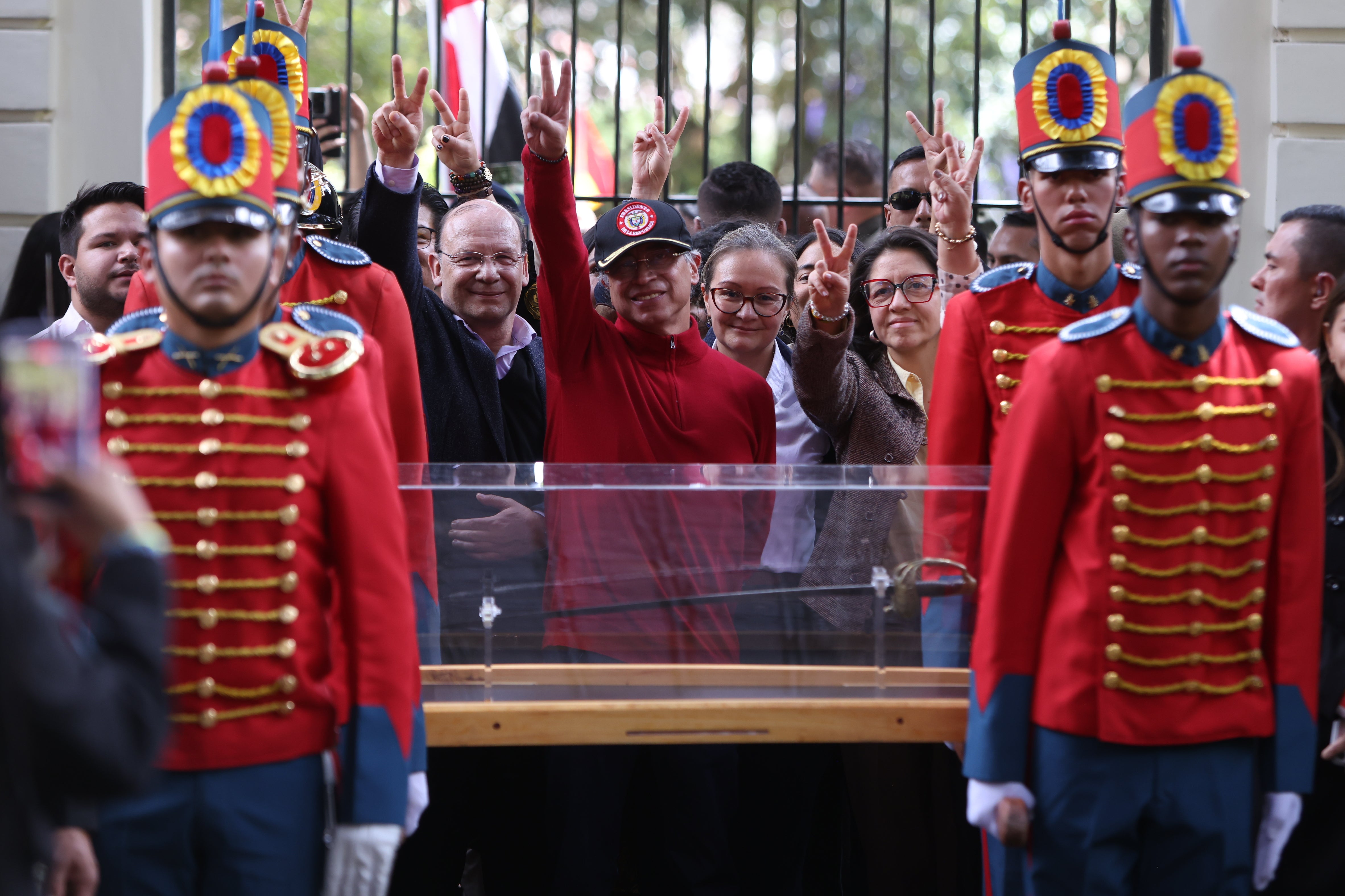 Petro niega permiso para usar una guarnición militar de Colombia en posesión de De la Espriella