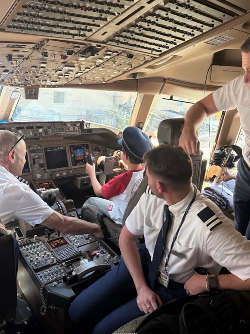 El príncipe Archie disfruta de la experiencia de sentarse en el asiento del piloto, dentro de la cabina de un avión