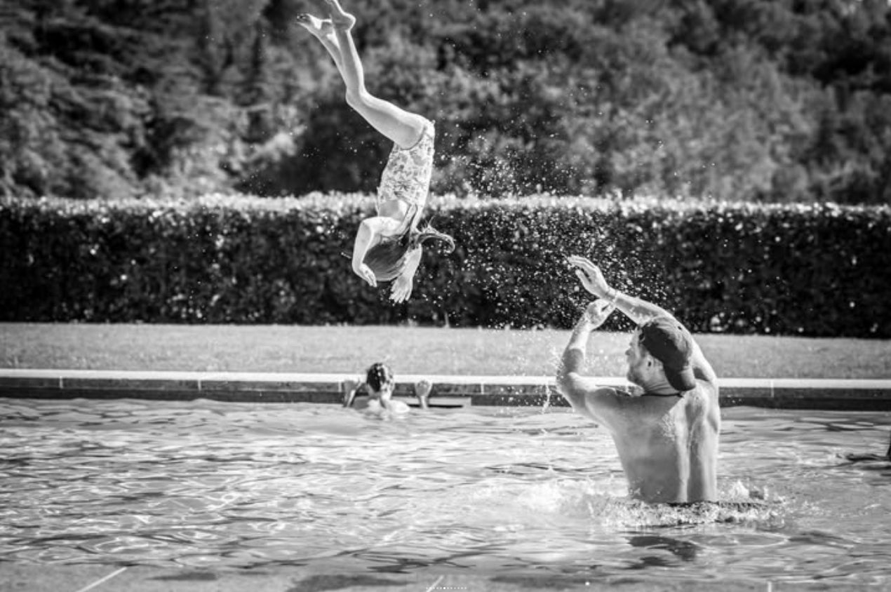 El príncipe Harry lanza a la princesa Lilibet a una piscina durante las vacaciones de verano de la familia