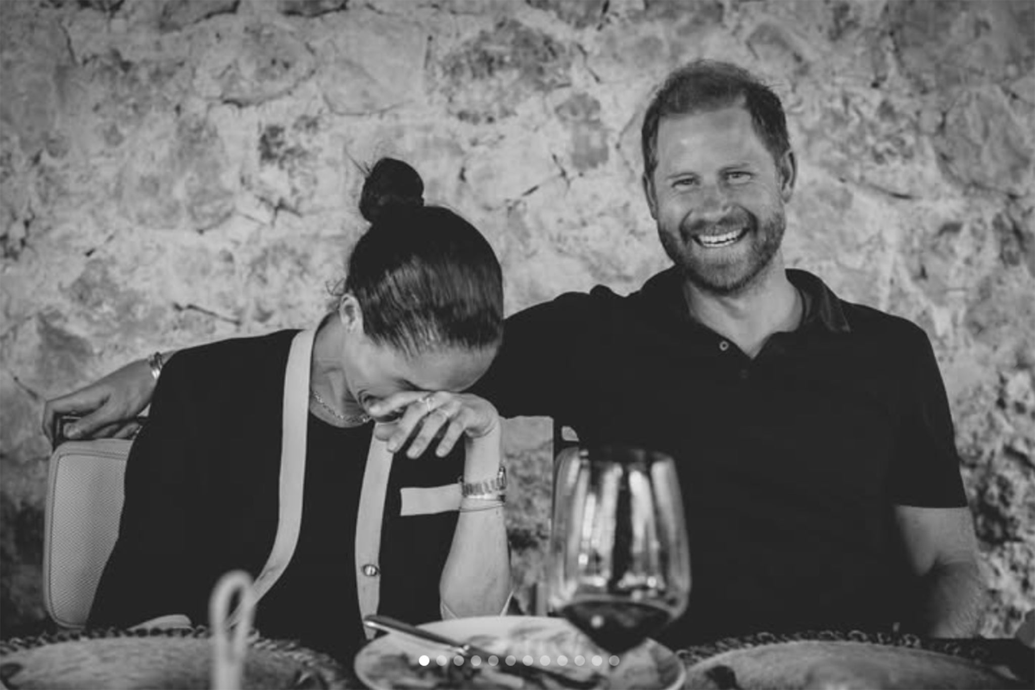 El duque y la duquesa de Sussex sonríen y ríen durante una cena