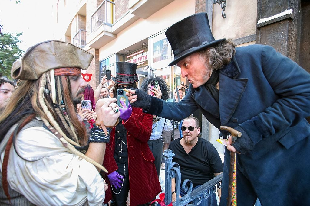 Depp saluda a sus fans más acérrimos en la Comic-Con de San Diego