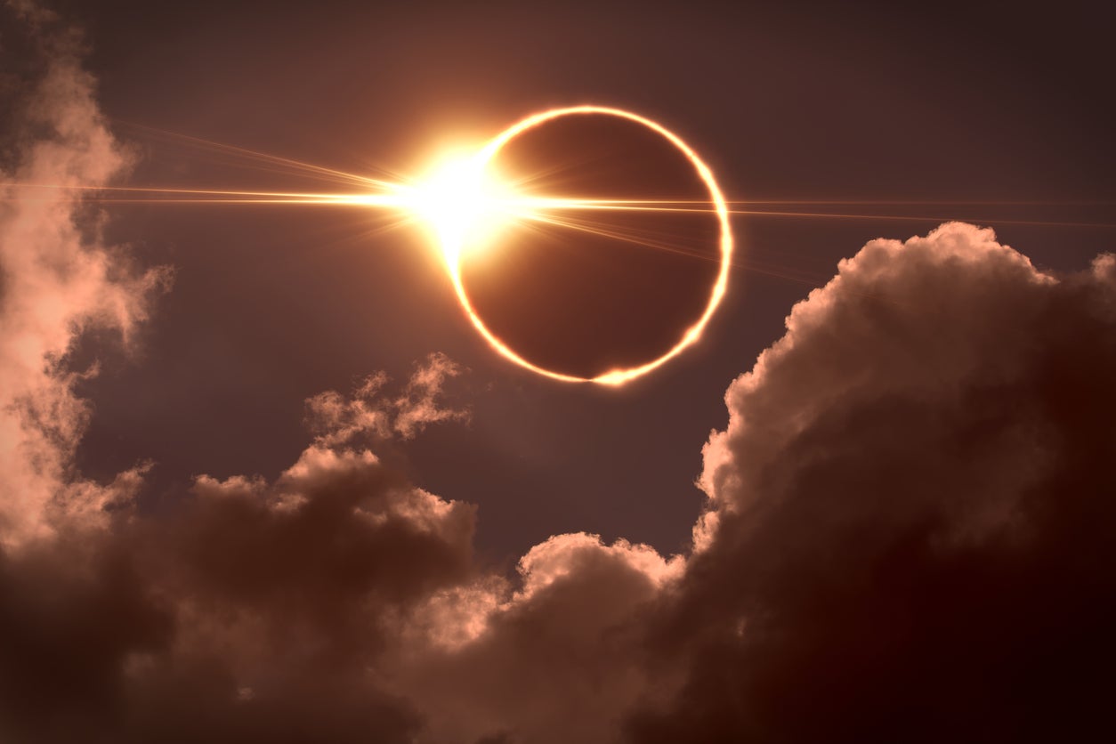 Entre el 90 y el 95 por ciento del sol quedará oculto por la luna durante el eclipse del 12 de agosto