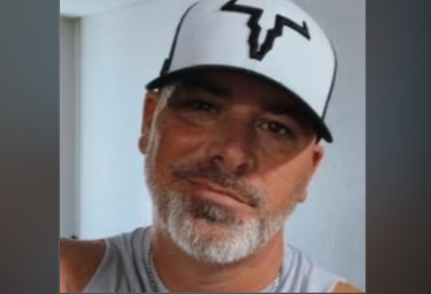Jeremiah “Shawn” Duffey presuntamente mató a tiros a su esposa, Sara Gilson, y después se suicidó el 23 de julio, casi dos semanas después de que ella publicara un vídeo en TikTok acusándolo de ser un pedófilo. Además, una adolescente de 15 años de un equipo de baloncesto que entrenaba lo acusó de haberla tocado de forma inapropiada durante un torneo juvenil