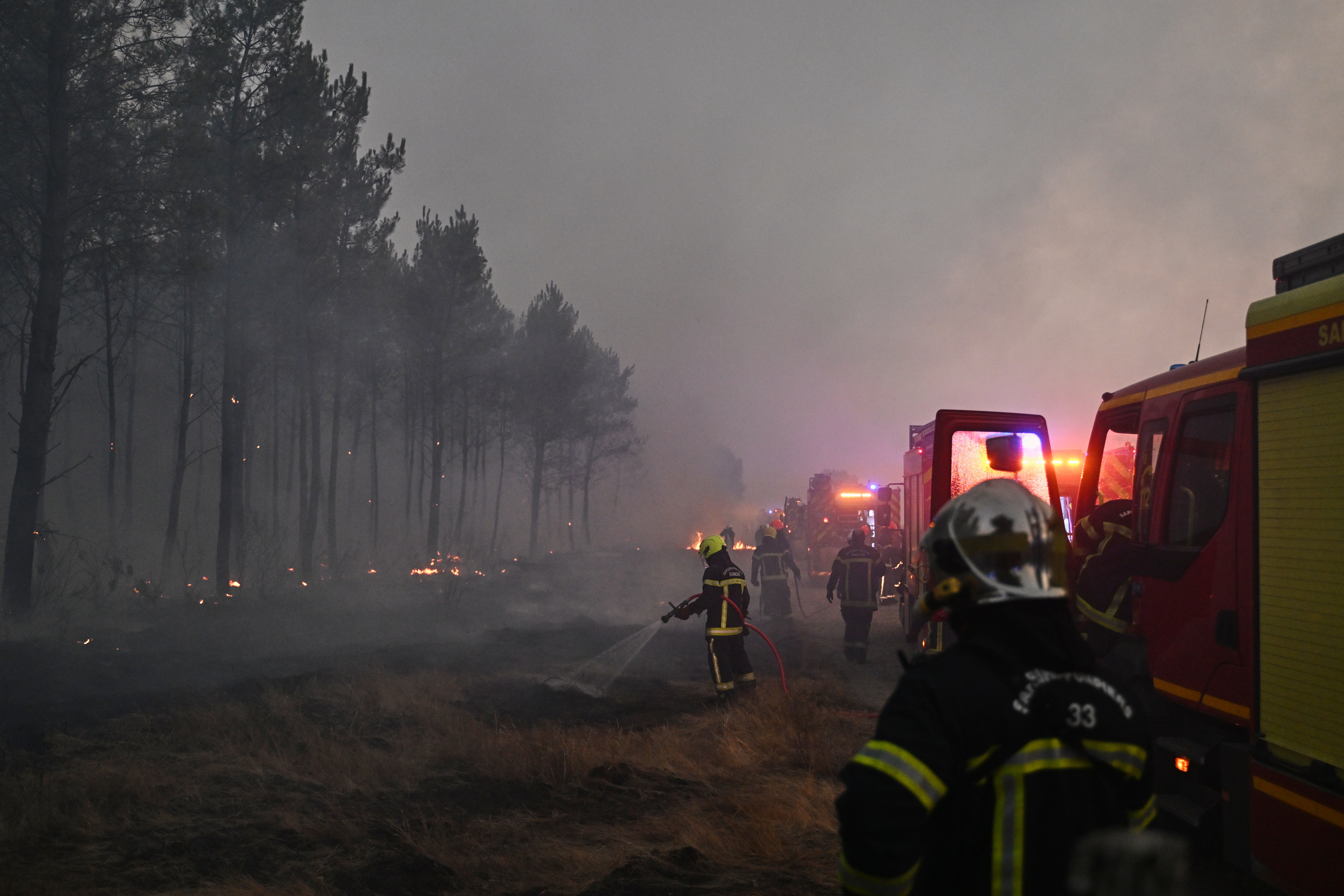 Los bomberos combaten un incendio forestal cerca de Marcheprime, Francia