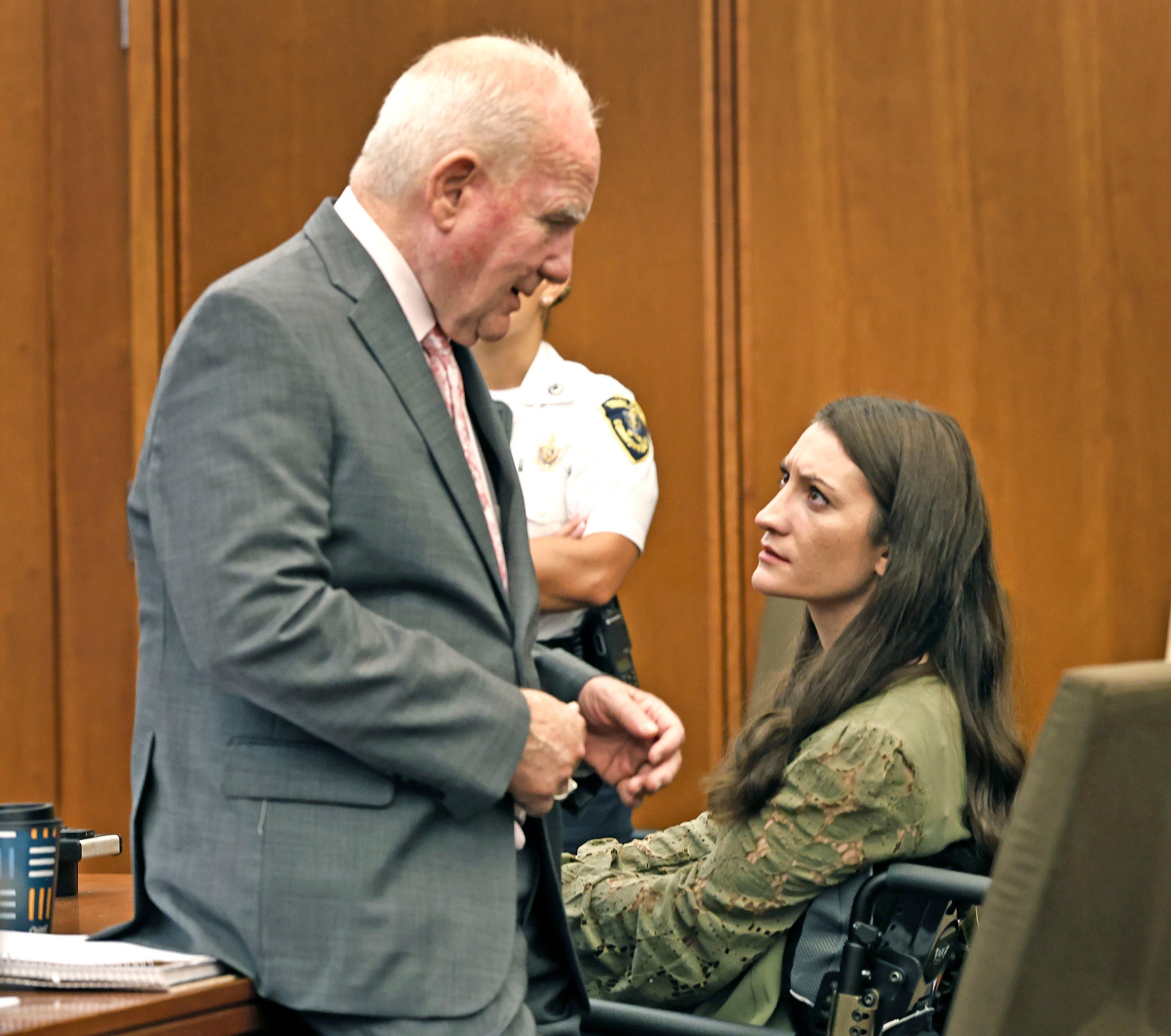 El abogado defensor Kevin Reddington acompaña a su clienta, Lindsay Clancy, durante el juicio