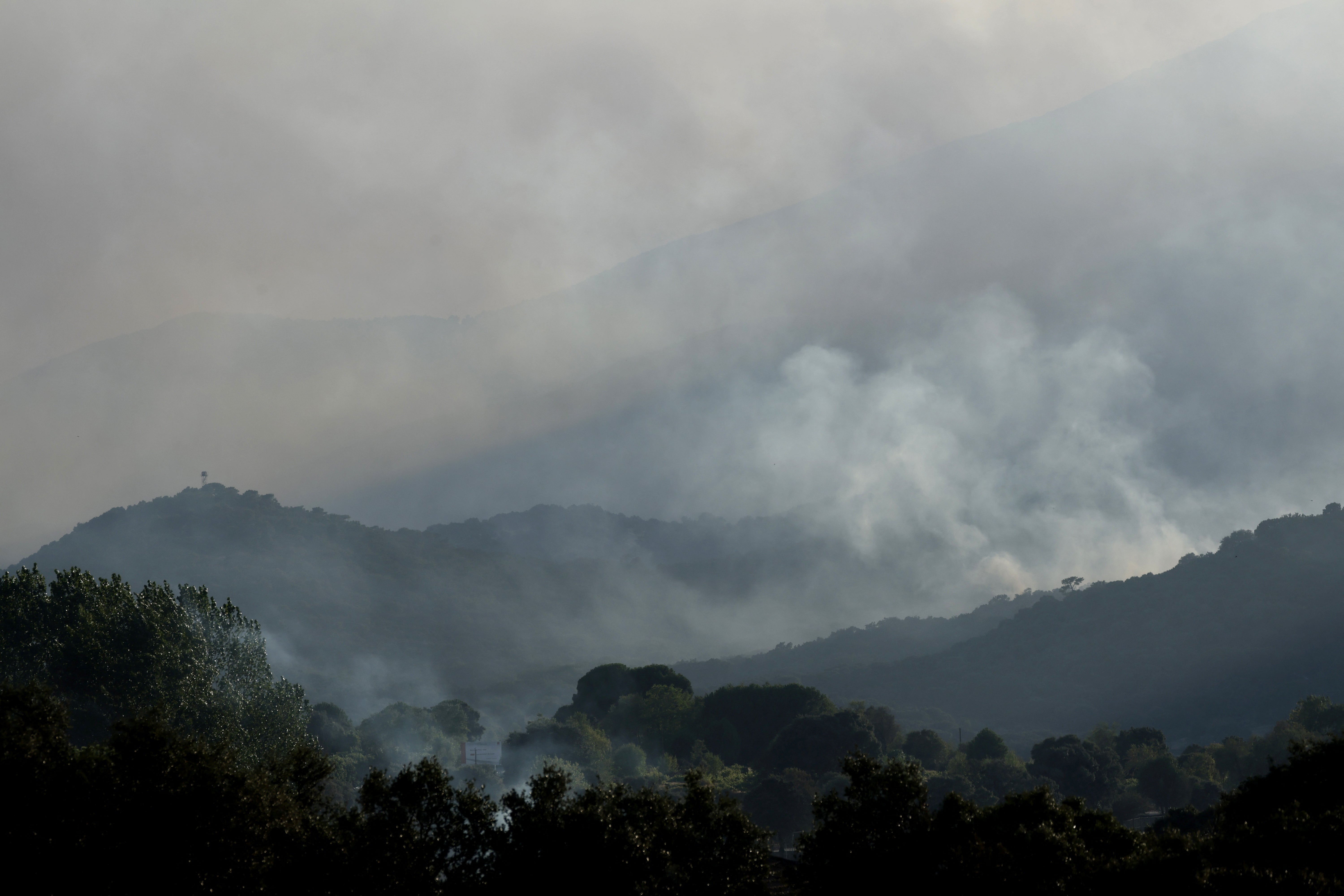 Humo que se eleva de un incendio forestal en Burgohondo, al oeste de Madrid