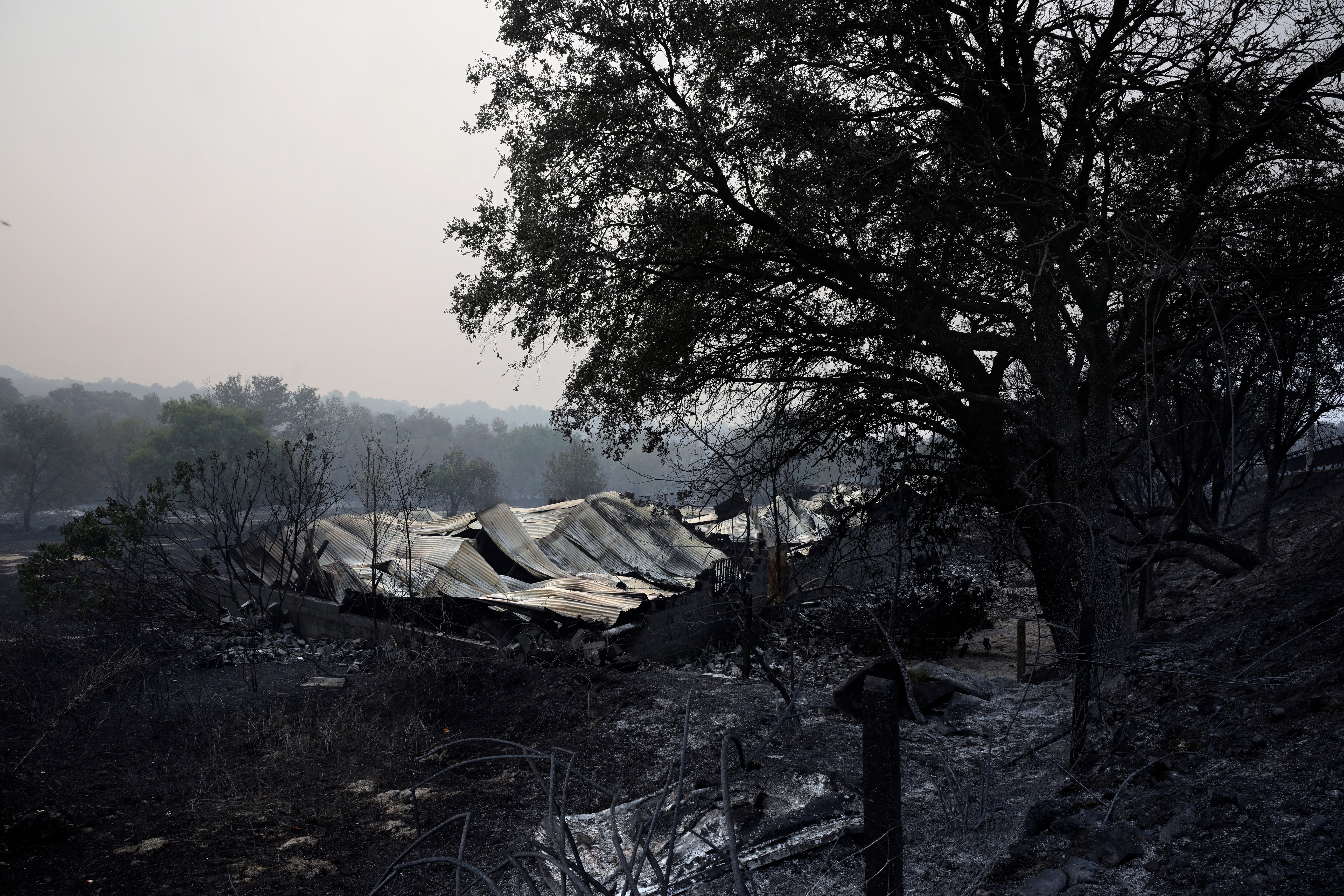 Las ruinas de un almacén calcinado tras un incendio forestal en Casavieja, a 100 km al suroeste de Madrid