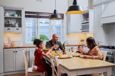 ¿Cenar más temprano te ayuda a dormir mejor? Expertos explican