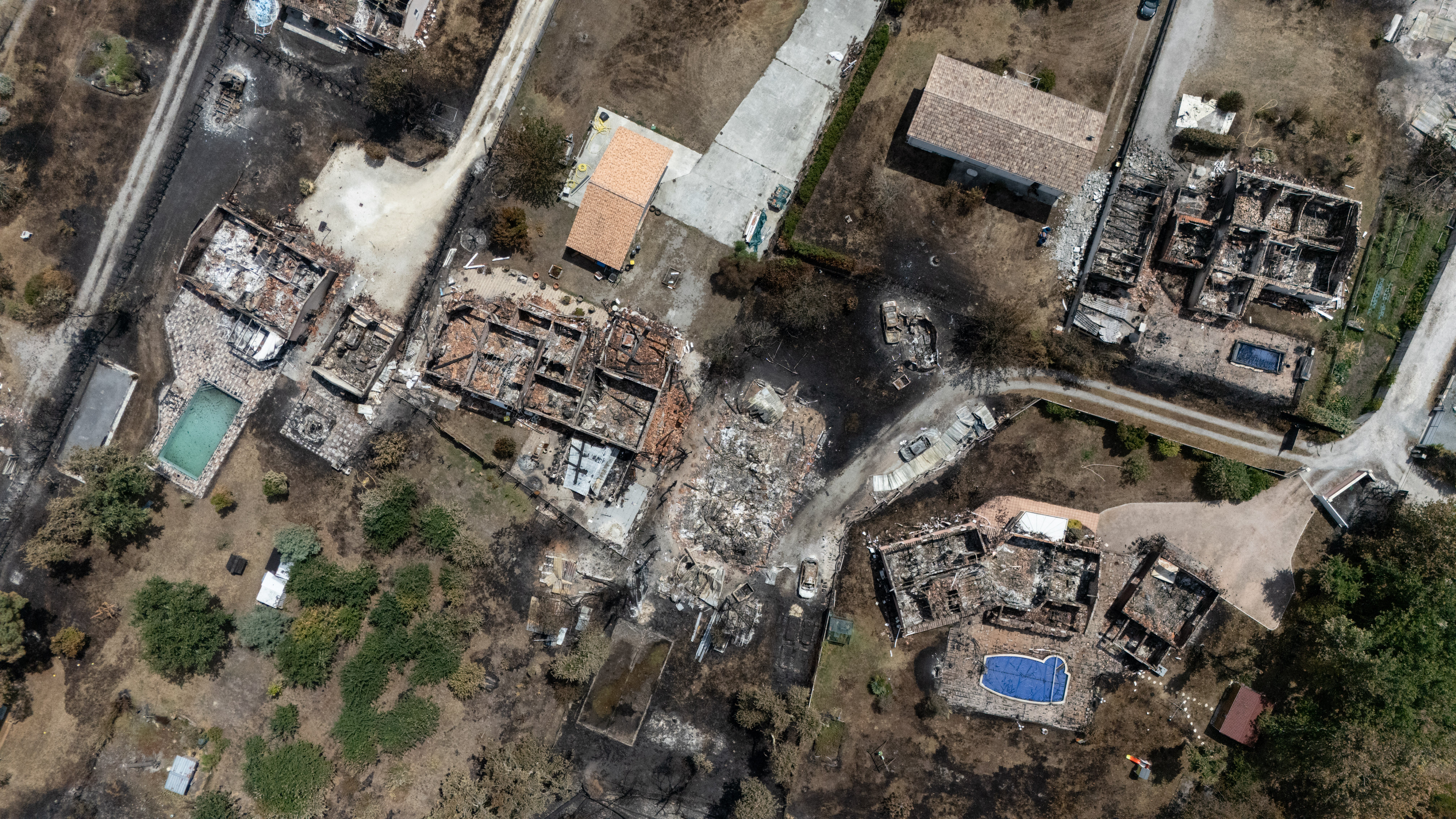 Esta vista aérea muestra casas dañadas en una zona quemada en la localidad de Le Porge, Francia