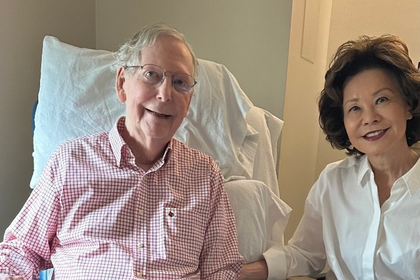 El 12 de julio, Mitch McConnell publicó la primera imagen de una presunta “prueba de vida” desde su ingreso en el hospital